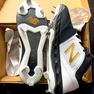 Brand new in box - New Balance Women’s Softball Cleats -size 8.5